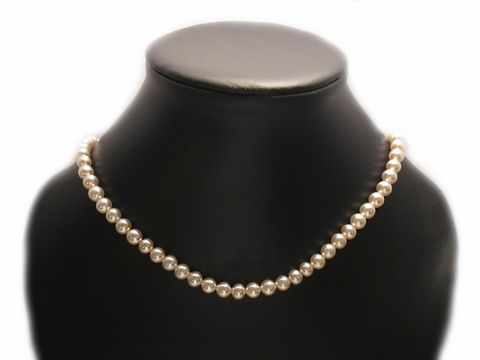 Perlenkette Elegance 48 cm Silber Verschluss von Juwelier Harnisch, Zuchtperlen Modeschmuck, glänzend und elegant auf einem schwarzen Schmuckständer präsentiert.