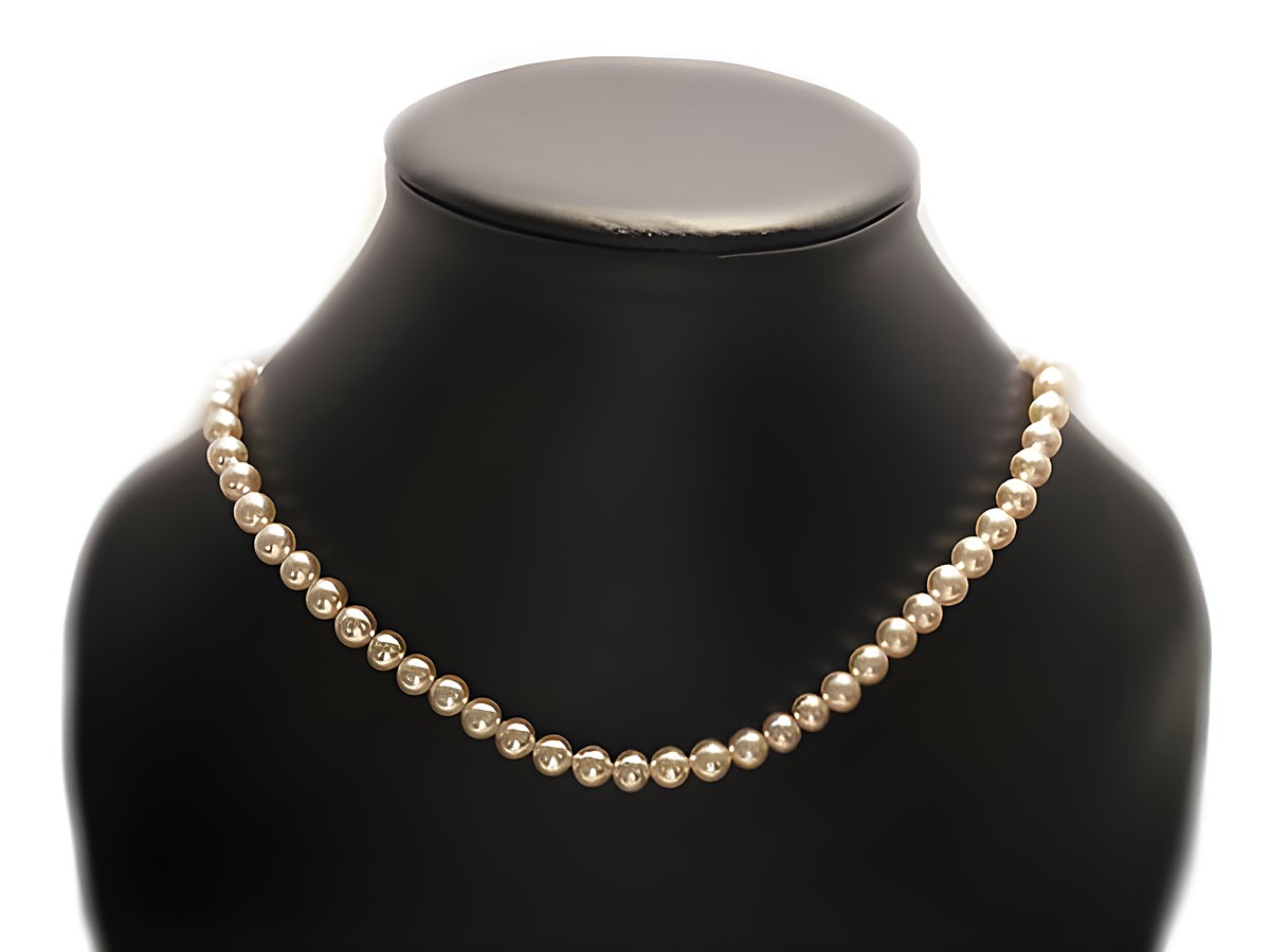 Perlenkette Elegance 48 cm Silber Verschluss von Juwelier Harnisch, Zuchtperlen Modeschmuck, glänzend und elegant auf einem schwarzen Schmuckständer präsentiert.