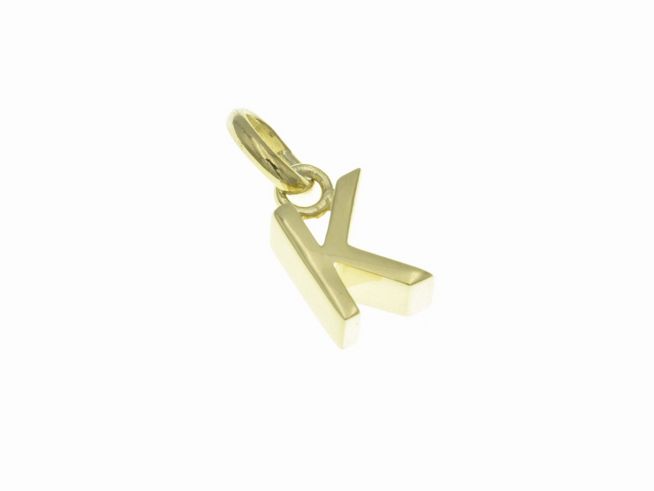 Ein Anhänger aus poliertem Sterling Silber in Form des Buchstabens K, vergoldet in Gelbgold, hergestellt von Juwelier Harnisch.