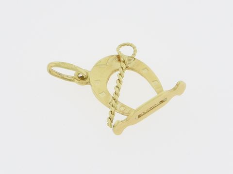 Gold Anhänger in Form eines Hufeisens mit Reitgerte, 585 Gold, als Glücksbringer im Reitsport, hergestellt von Juwelier Harnisch, perfekt für Pferdeliebhaber.