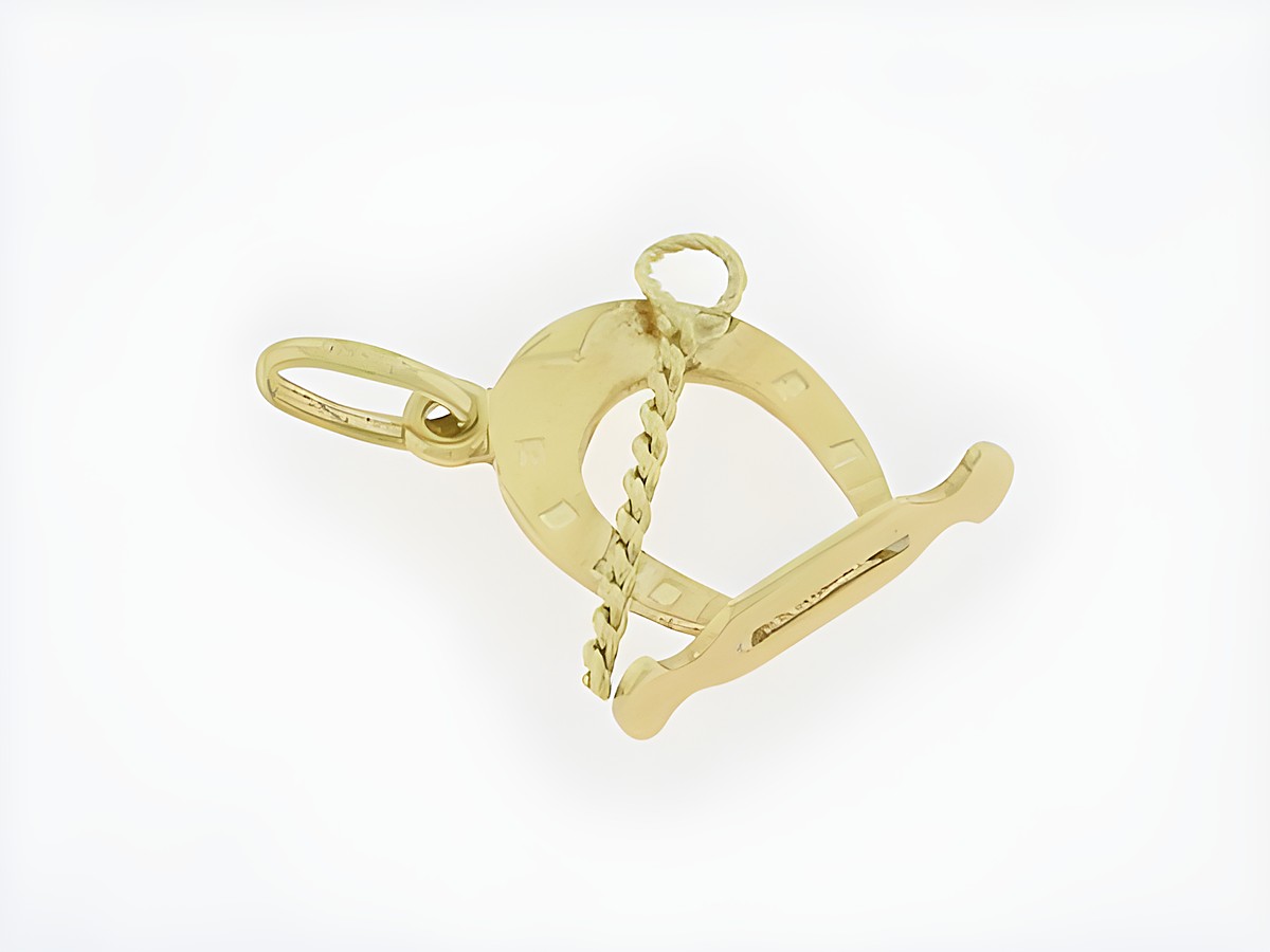 Gold Anhänger in Form eines Hufeisens mit Reitgerte, 585 Gold, als Glücksbringer im Reitsport, hergestellt von Juwelier Harnisch, perfekt für Pferdeliebhaber.