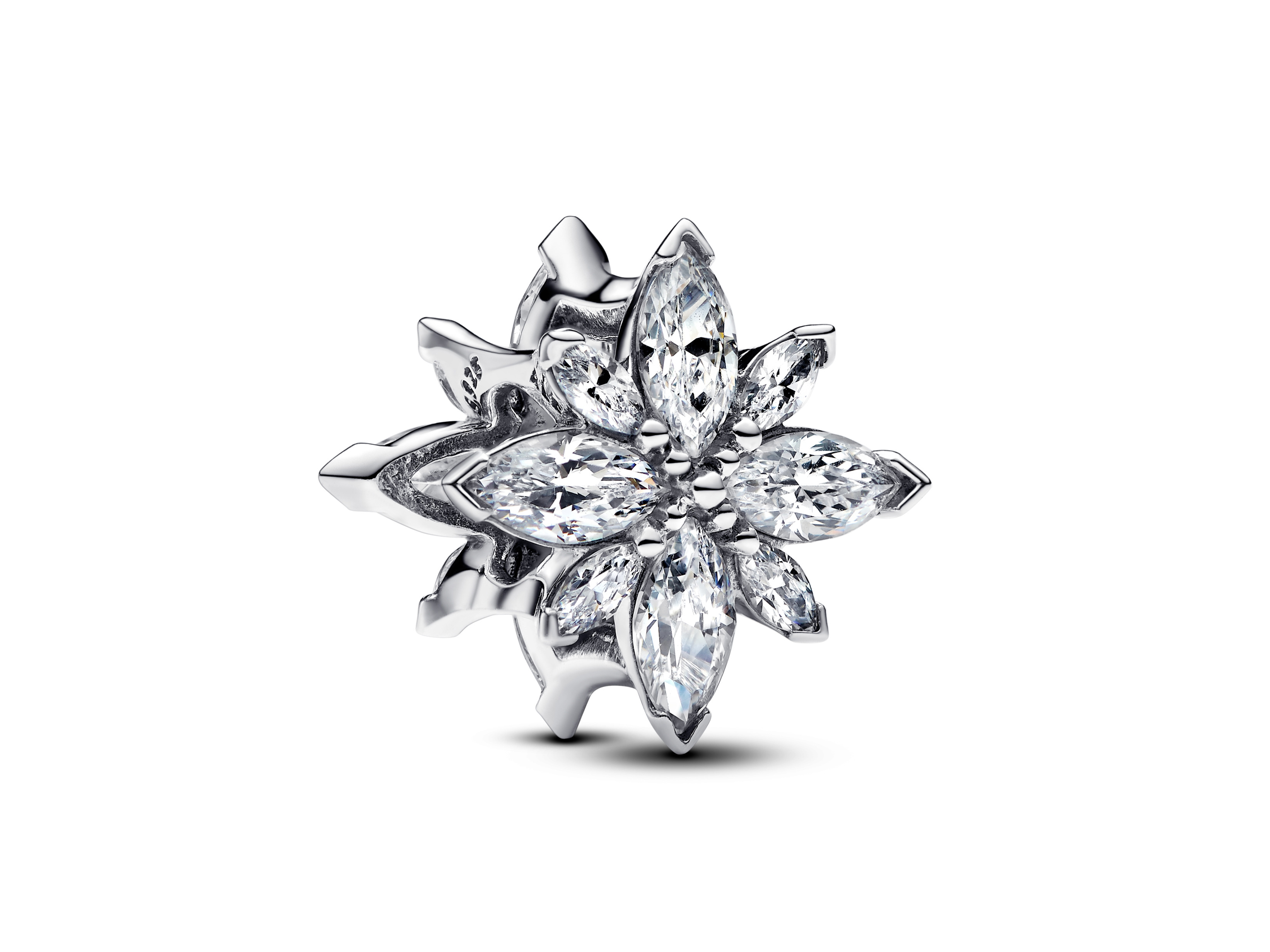 Silberner Pandora Charm 793591C01 in Form eines Sternanhängers, verziert mit klarem Zirkonia, glänzend und elegant gestaltet, ideal als Schmuckstück für Armbänder.