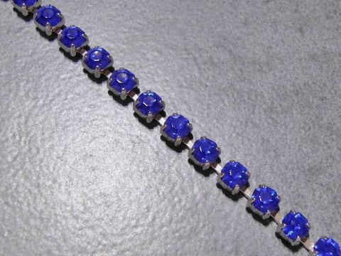 Elegantes Strass Armband in Blau von Juwelier Harnisch, verziert mit funkelnden Strasssteinen, verstellbar von 15,5 bis 18,5 cm, ideal für jeden festlichen Anlass.