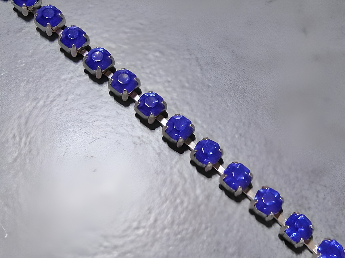 Elegantes Strass Armband in Blau von Juwelier Harnisch, verziert mit funkelnden Strasssteinen, verstellbar von 15,5 bis 18,5 cm, ideal für jeden festlichen Anlass.