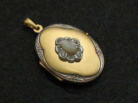 Perlmutt weiß Medaillon Cabochon Gold 333 bicolor von Juwelier Harnisch, hochwertig verarbeitet mit filigranem Design und zentralem Cabochon, ideal für besondere Anlässe.