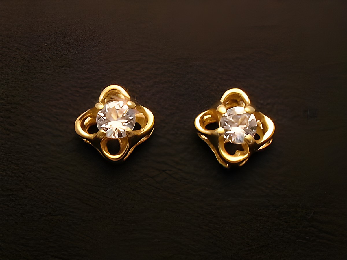 Gold 333 Ohrringe mit traumhaftem Design, verziert mit funkelndem Zirkonia, hergestellt von Juwelier Harnisch. Elegant und stilvoll für jeden Anlass.