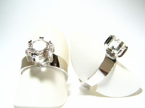 Silber Ring rhodiniert mit einem weißen Stein, Hersteller Juwelier Harnisch, Ringe verstellbar, elegant und modern, perfekt für besondere Anlässe.