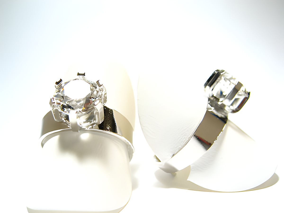Silber Ring rhodiniert mit einem weißen Stein, Hersteller Juwelier Harnisch, Ringe verstellbar, elegant und modern, perfekt für besondere Anlässe.