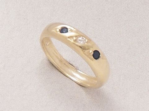 Gold Taufring aus Gold 333 mit Saphir und Zirkonia, ideal als Taufgeschenk, Hersteller Juwelier Harnisch, elegant und zeitloses Design.