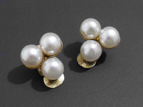 Modeschmuck Ohrclip elegant in hellgrau mit Zuchtperlenimitation, hergestellt von Juwelier Harnisch. Stilvolle Ohrringe, ideal für besondere Anlässe.