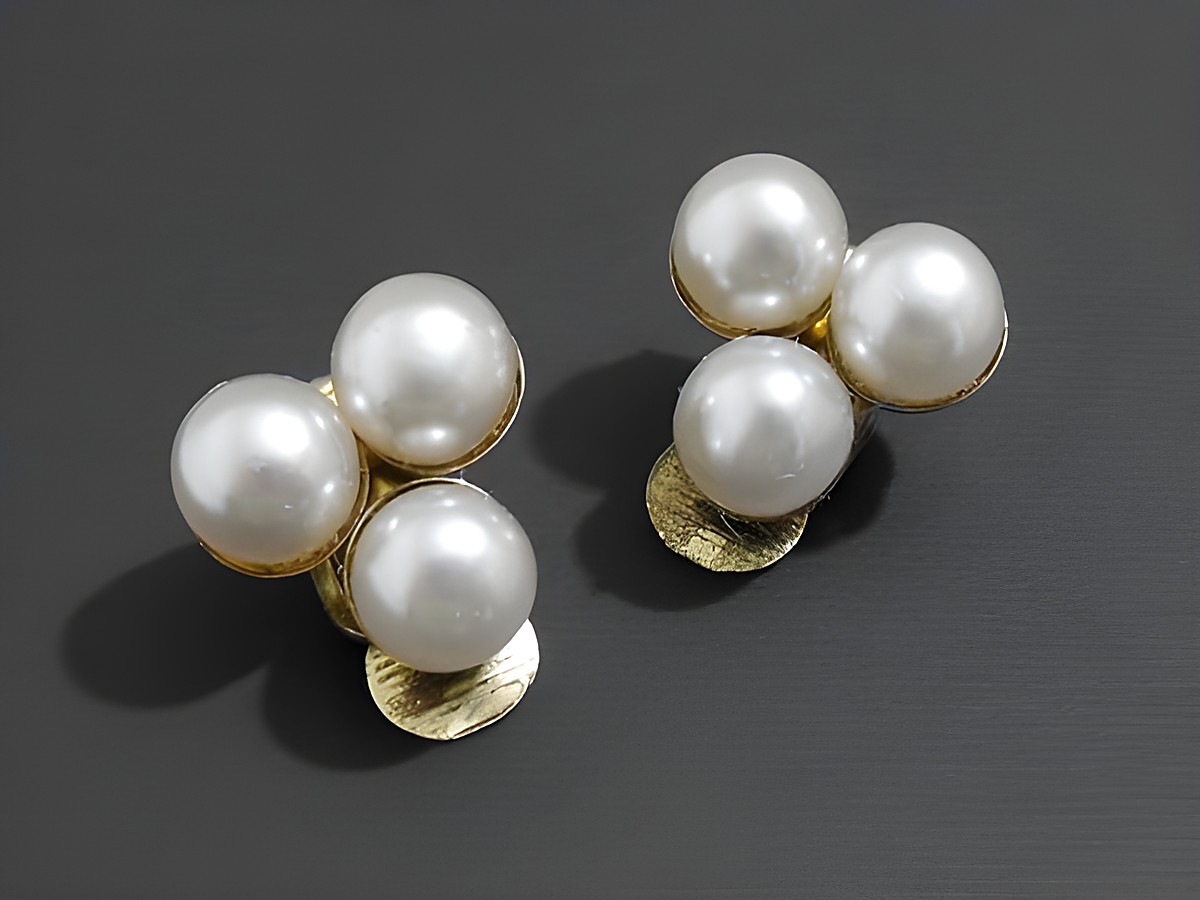 Modeschmuck Ohrclip elegant in hellgrau mit Zuchtperlenimitation, hergestellt von Juwelier Harnisch. Stilvolle Ohrringe, ideal für besondere Anlässe.