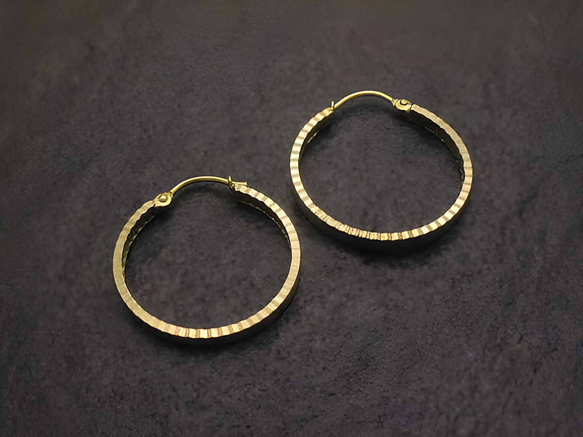 Creole Gold auf Silber Ohrring mit Diamantschliff, Durchmesser 3,2 cm, Hersteller Juwelier Harnisch, elegantes Design für stilbewusste Trägerinnen.