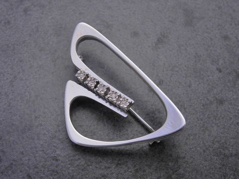 Weißgold Brosche - attraktiv - Weißgold 585 - Diamant - Anstecknadel, Hersteller: Juwelier Harnisch, Broschen. Elegantes Design mit funkelnden Diamanten und moderner Form.