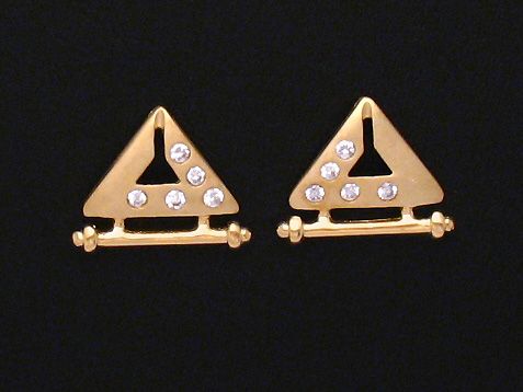 Gold Ohrringe traumhaft aus Gold 585 mit funkelndem Zirkonia, Hersteller Juwelier Harnisch, elegantes Design mit dreieckiger Form und strahlenden Steinen.