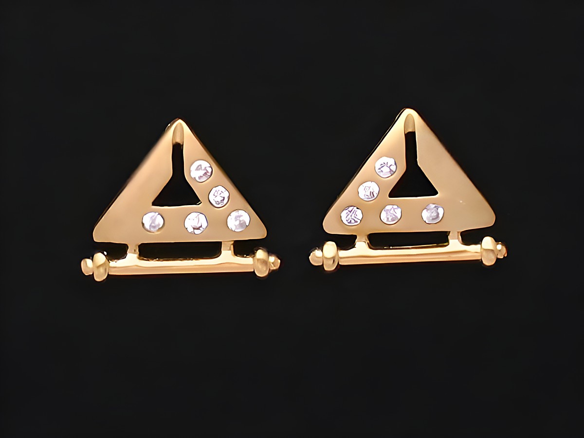 Gold Ohrringe traumhaft aus Gold 585 mit funkelndem Zirkonia, Hersteller Juwelier Harnisch, elegantes Design mit dreieckiger Form und strahlenden Steinen.