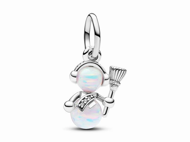 Schillernder Schneemann Charm-Anhänger aus Sterling Silber von Pandora, mit opalenähnlichen Steinen und einem Besen in der Hand, ideal für eine festliche Schmuckkollektion.
