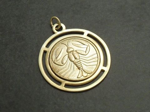 Goldene 3D-Platte mit dem Sternzeichen Krebs, kunstvoll gestaltet mit detaillierter Darstellung des Krebses, hergestellt von Juwelier Harnisch, symbolisiert persönliche Astrologie.
