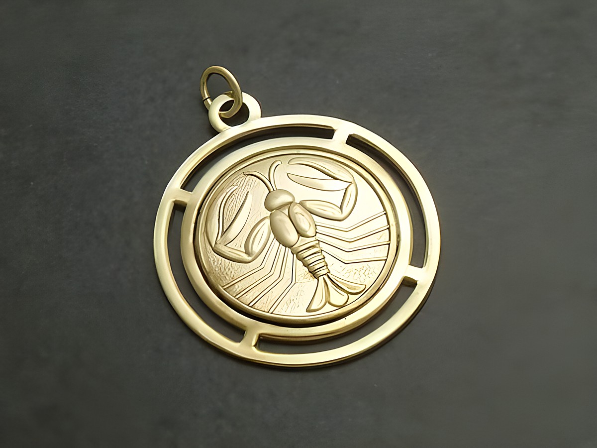 Goldene 3D-Platte mit dem Sternzeichen Krebs, kunstvoll gestaltet mit detaillierter Darstellung des Krebses, hergestellt von Juwelier Harnisch, symbolisiert persönliche Astrologie.