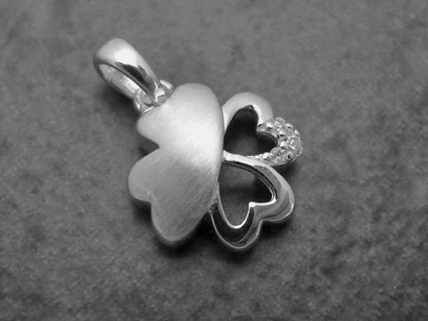 Anhänger Glückskleeblatt aus Sterling Silber, ausdrucksstark mit Zirkonia in weiss, idealer Glücksbringer, hergestellt von Juwelier Harnisch.
