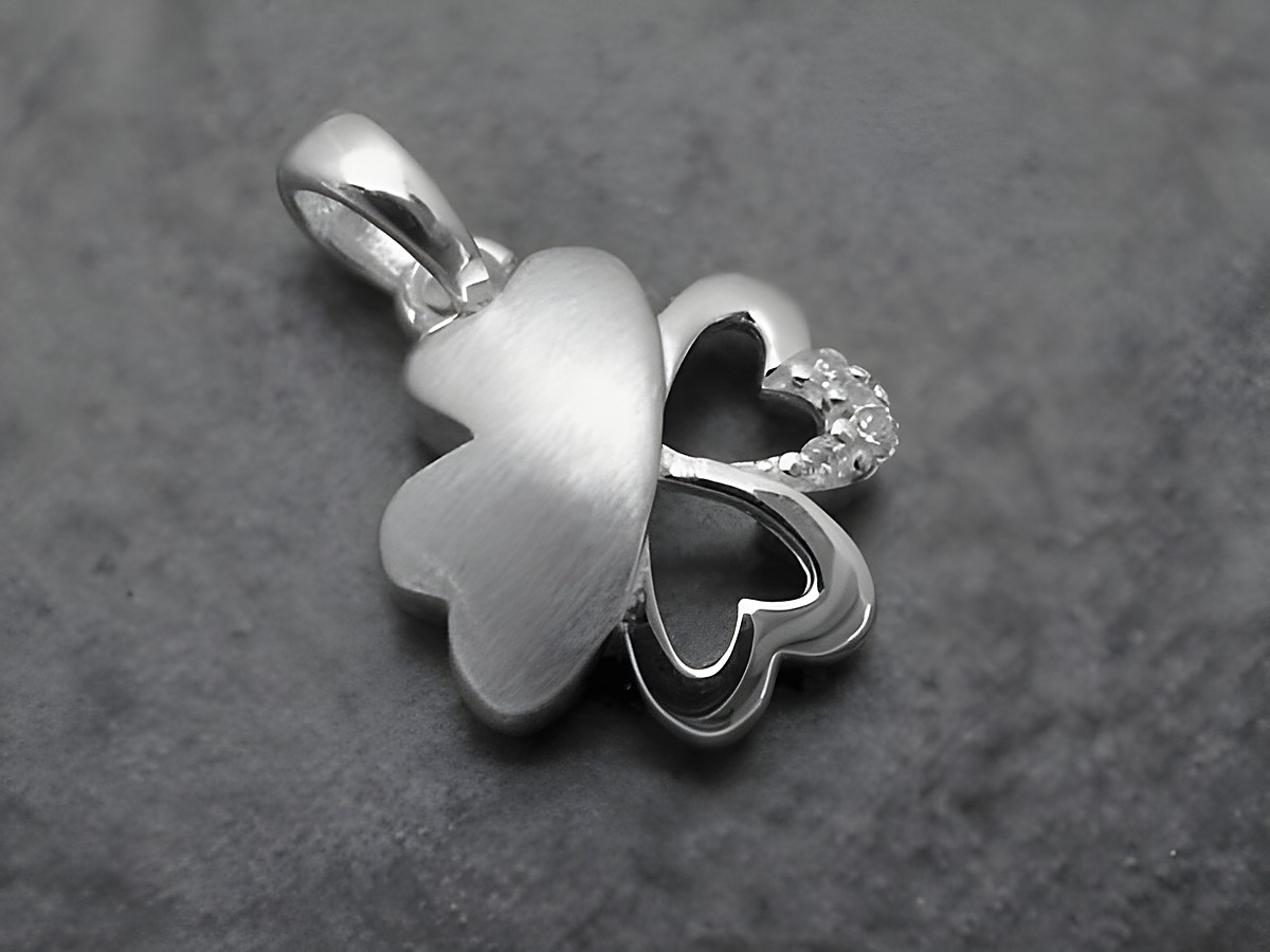 Anhänger Glückskleeblatt aus Sterling Silber, ausdrucksstark mit Zirkonia in weiss, idealer Glücksbringer, hergestellt von Juwelier Harnisch.