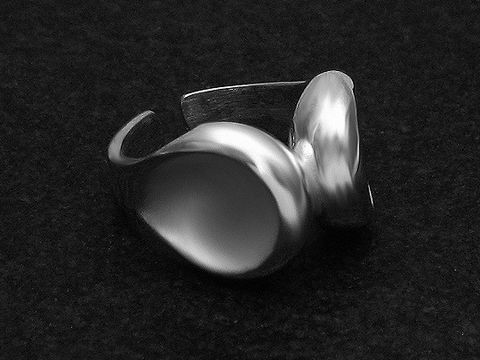 Silberring mit organischem Design, Größe wenig verstellbar, Hersteller Juwelier Harnisch, ohne Stein. Der Ring zeigt eine fließende Form und glänzende Oberfläche.