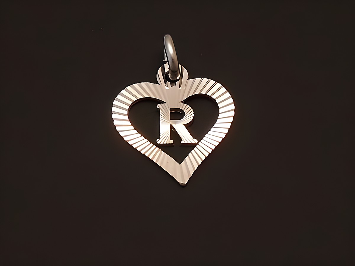 Herz mit Buchstabe R aus rhodiniertem Sterling Silber, markiert mit Hersteller Juwelier Harnisch, dekorativer Anhänger in eleganter Form.