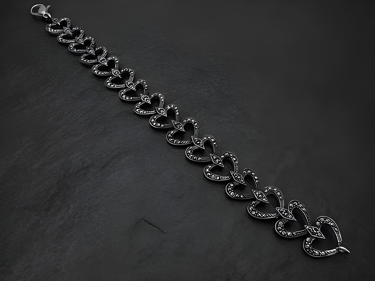 Silbernes Armband mit funkelnden Markasitsteinen, geschwärzt, im Herzen-Design, mit Karabiner, Länge 19 cm, Hersteller Juwelier Harnisch. 💖✨