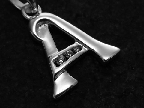 Buchstaben Anhänger A aus Sterlingsilber mit zirkonischen Steinen, hergestellt von Juwelier Harnisch, modernes Design mit glänzender Oberfläche und eleganten Details.
