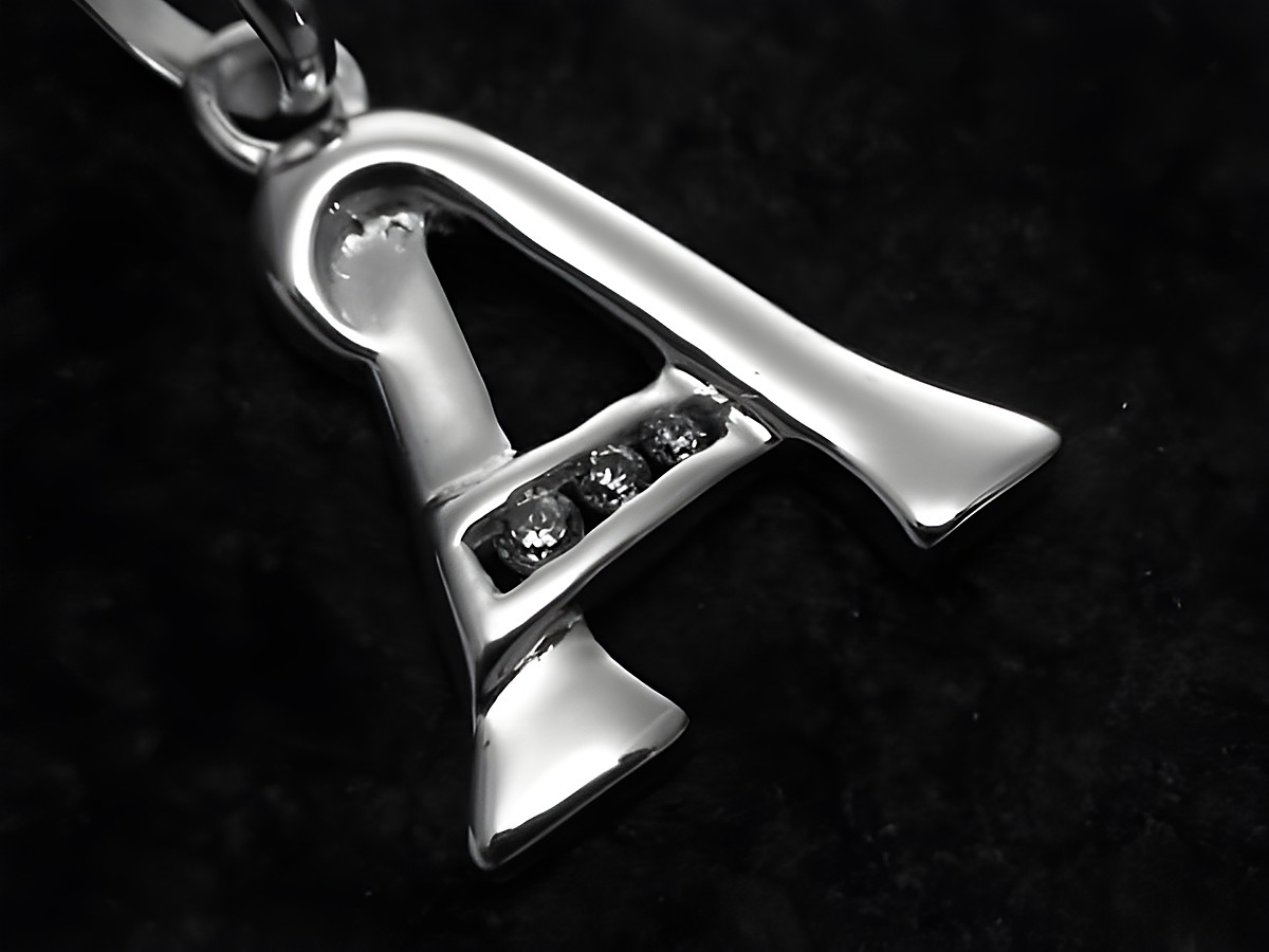 Buchstaben Anhänger A aus Sterlingsilber mit zirkonischen Steinen, hergestellt von Juwelier Harnisch, modernes Design mit glänzender Oberfläche und eleganten Details.