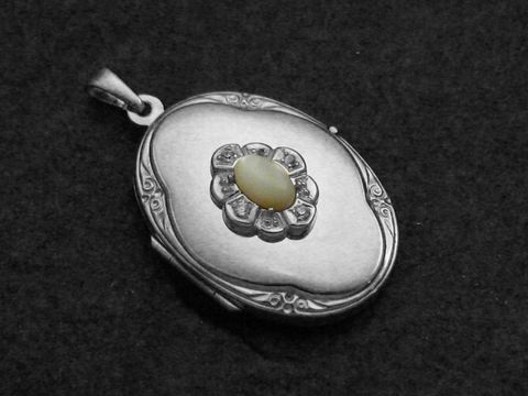 Perlmutt weiß Medaillon Cabochon aus Weißgold 585 mit Brillanten, Hersteller Juwelier Harnisch, elegantes Design für besondere Anlässe. Ideal als antikes Schmuckstück.