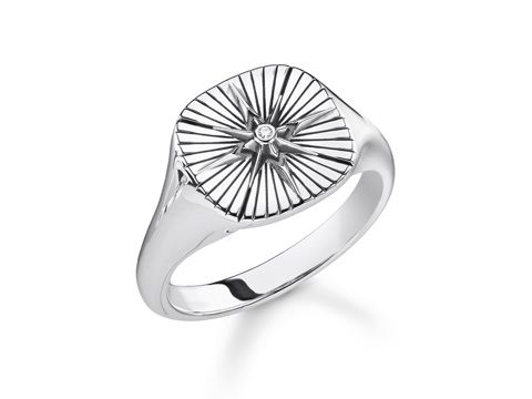 Der Ring von Thomas Sabo in Größe 62 ist aus Silber gefertigt und hat ein einzigartiges, strahlenförmiges Design mit einem kleinen Diamanten in der Mitte.