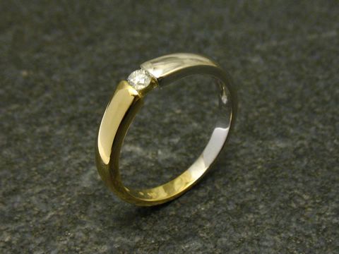 Bicolor Goldring poliert mit einem Diamanten in Größe 52/17 vom Hersteller Juwelier Harnisch, elegant und zeitlos designet. Ideal für besondere Anlässe oder täglich tragbar.