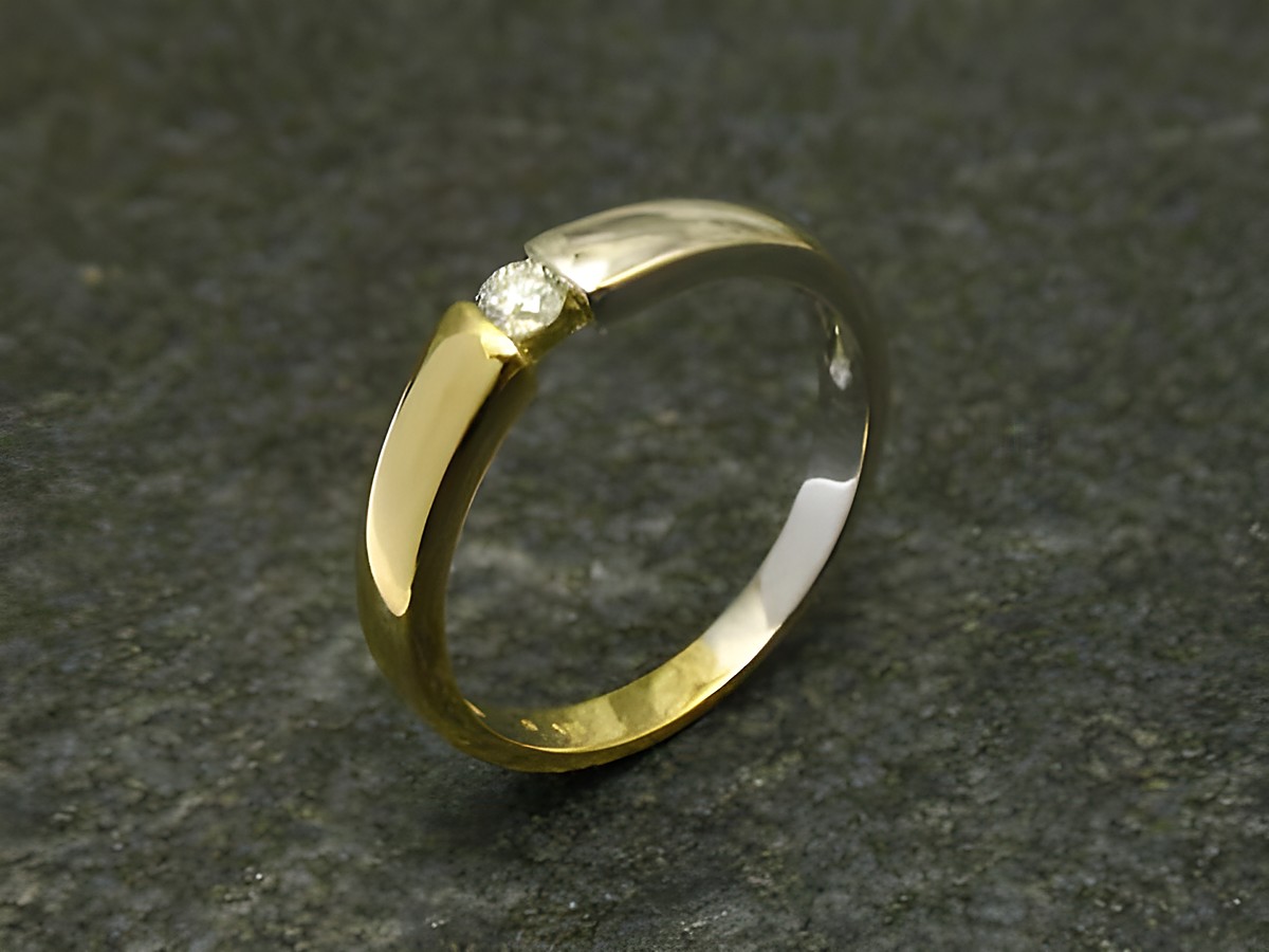 Bicolor Goldring poliert mit einem Diamanten in Größe 52/17 vom Hersteller Juwelier Harnisch, elegant und zeitlos designet. Ideal für besondere Anlässe oder täglich tragbar.