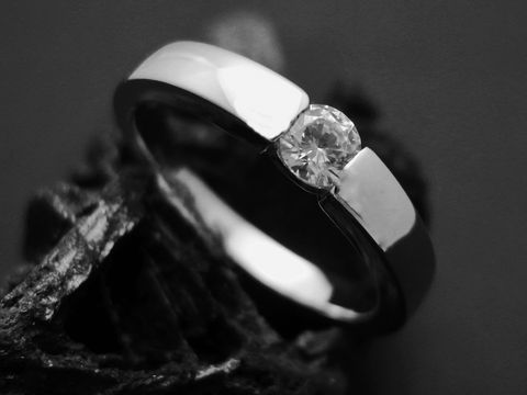 Silberring Spannring 4,4 mm mit weißem Zirkonia, aus rhodiniertem Sterling Silber in Größe 58, Hersteller Juwelier Harnisch. Elegantes Design mit glänzender Oberfläche.