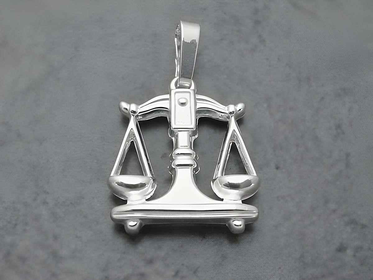Anhänger mit dem Sternzeichen Waage aus Sterling Silber, plastisch gestaltet, Hersteller Juwelier Harnisch, zeigt die Waage als Symbol für Ausgewogenheit und Gerechtigkeit.