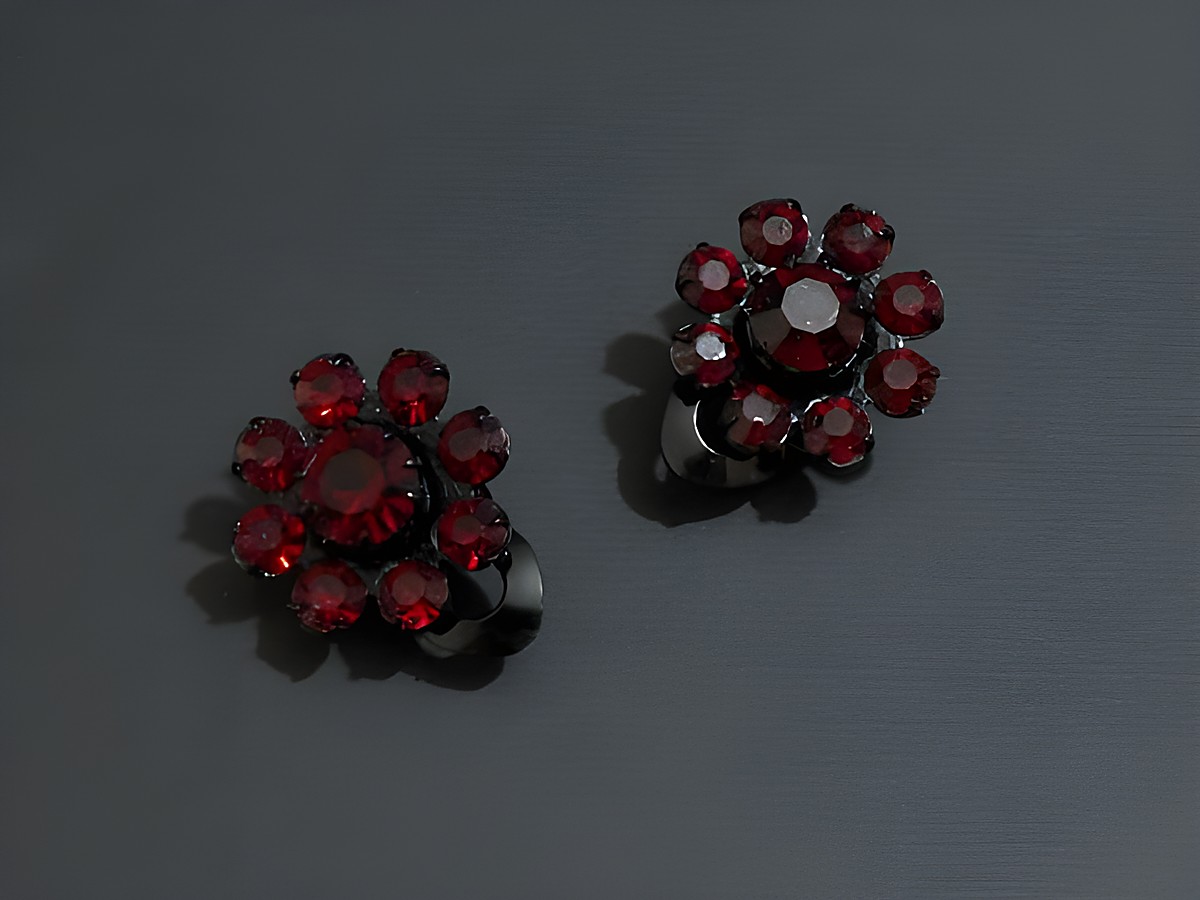 Strass Ohrclips grazil in Rot und Schwarz, hergestellt von Juwelier Harnisch, glänzende rote Steine in floralem Design, ideal für elegante Anlässe.