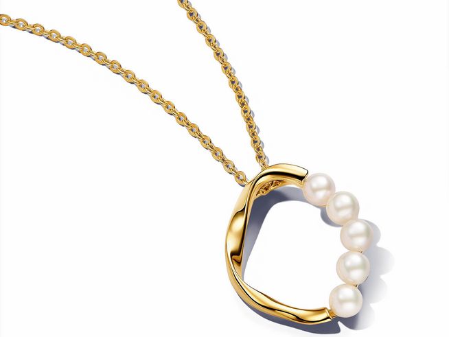 Pandora Halskette mit organisch geformtem Kreis und Süßwasserzuchtperlen in Gelbgold vergoldet, elegantes und zeitloses Schmuckstück.