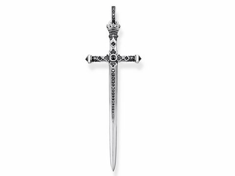 Ein silberner Anhänger in Form eines Kreuzes mit filigranen Details und einer königlichen Krone oben. Der Anhänger gehört zur Thomas Sabo Kollektion Rebel at Heart.
