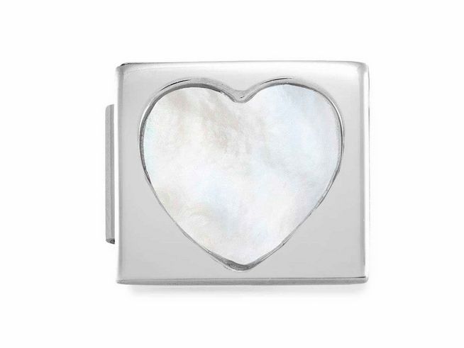 Charms aus Edelstahl mit einem Perlmutt Herz in der Mitte, umgeben von einem glänzenden Rahmen. Ideal als Schmuckstück von Nomination. Modellnummer 230501 01.