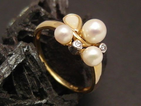 44303-0 Goldring traumhaft Gold 585 Brillant Größe 58 Zuchtperle und Opal, Hersteller Juwelier Harnisch, elegant gestaltet mit drei schimmernden Perlen und funkelnden Brillanten.