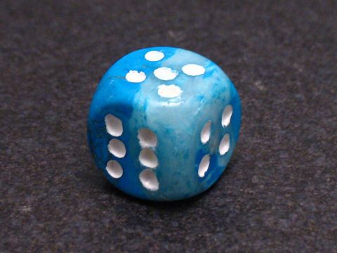 69408-0 Steinwürfel aus Achat in Türkis und Weiß, gefertigt von Juwelier Harnisch, dient als Glücksbringer mit sichtbaren Augen auf den Seiten. Ideal für Sammler oder als besonderes Geschenk.