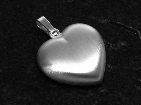 Herz Anhänger mattiert und poliert aus Sterling Silber mit einem Durchmesser von 17 mm, Hersteller: Juwelier Harnisch, plastisch gestaltet, elegante und zeitlose Ausstrahlung.