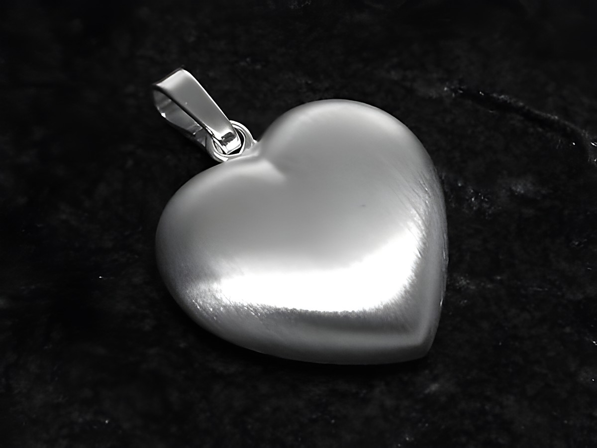 Herz Anhänger mattiert und poliert aus Sterling Silber mit einem Durchmesser von 17 mm, Hersteller: Juwelier Harnisch, plastisch gestaltet, elegante und zeitlose Ausstrahlung.