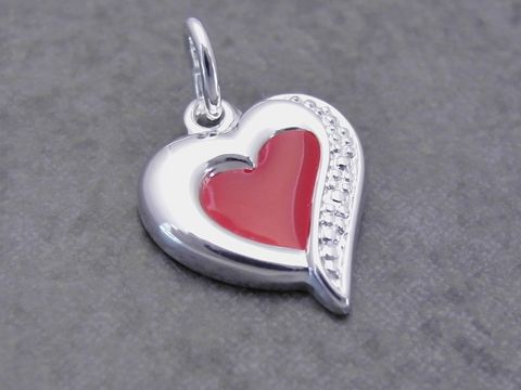 Silber Anhänger in Herzform mit faszinierend rotem Lack, hergestellt von Juwelier Harnisch, verziert mit Perlen und Steinen. Ideal für romantische Anlässe.