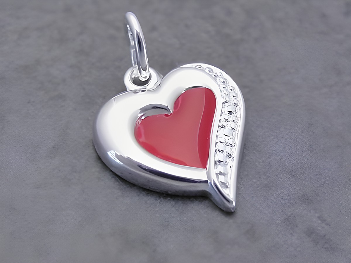 Silber Anhänger in Herzform mit faszinierend rotem Lack, hergestellt von Juwelier Harnisch, verziert mit Perlen und Steinen. Ideal für romantische Anlässe.