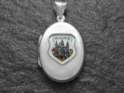 Silber Medaillon mit einem bunten Wappen des Mainzer Doms, umgeben von der Aufschrift Mainz, hergestellt von Juwelier Harnisch aus Rheinland-Pfalz.