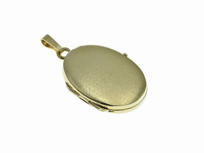 Gold auf Silber Medaillon klassisch oval von Juwelier Harnisch, vergoldet in Gelbgold, bietet elegantes Design mit mattem Finish und praktischem Verschluss. Ideal für persönliche Erinnerungen.