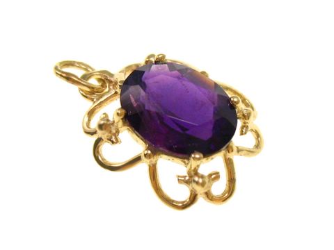 Amethyst Gold Anhänger in lila, umgeben von einer filigranen goldenen Fassung, hergestellt von Juwelier Harnisch, zeigt einen glanzvollen und eleganten Schmuckstück.