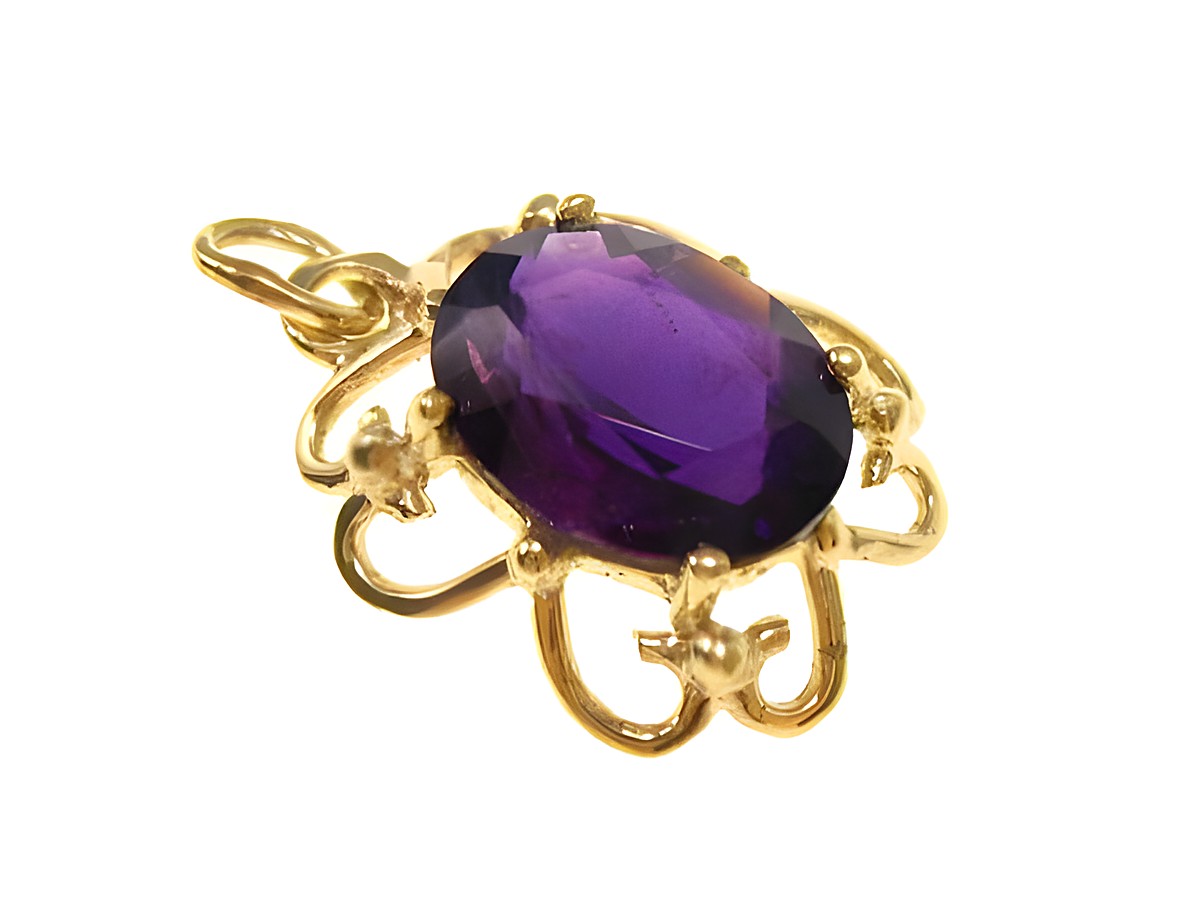Amethyst Gold Anhänger in lila, umgeben von einer filigranen goldenen Fassung, hergestellt von Juwelier Harnisch, zeigt einen glanzvollen und eleganten Schmuckstück.