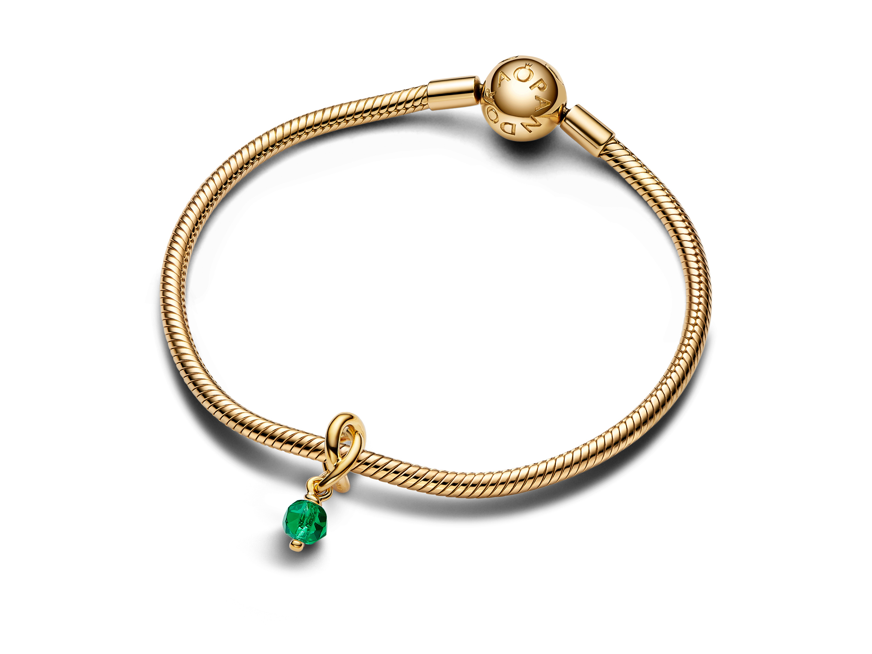 Armband aus vergoldetem Sterling-Silber mit grünem Kristallanhänger im Mai-Design von Pandora SHINE, elegant und zeitlos. Ideal für jeden Anlass.